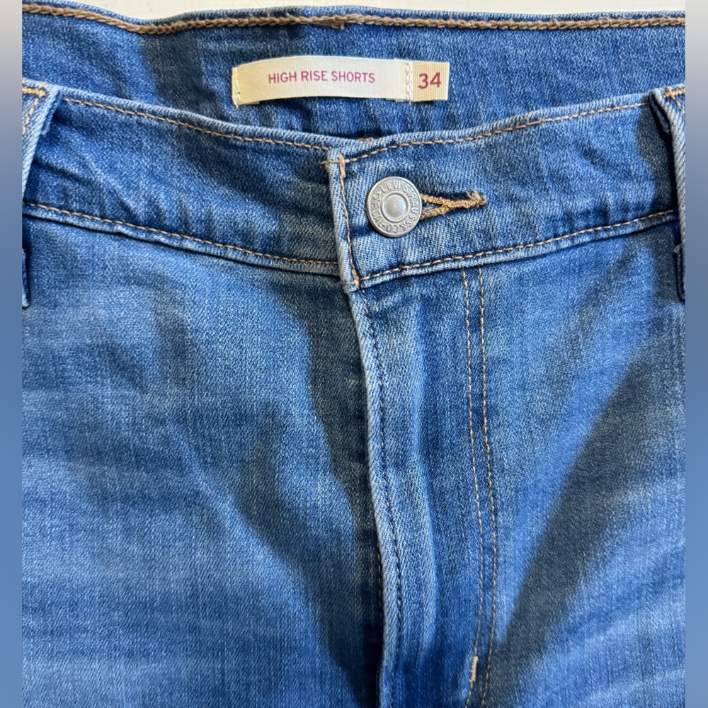 Levi’s High Rise Shorts - Picture 3 of 4
